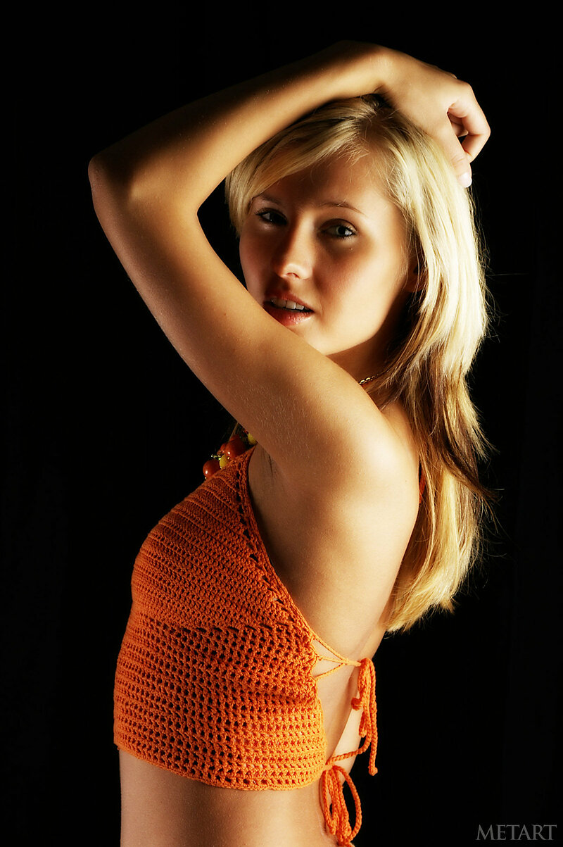 Еленка, 22 года, 0 размер груди